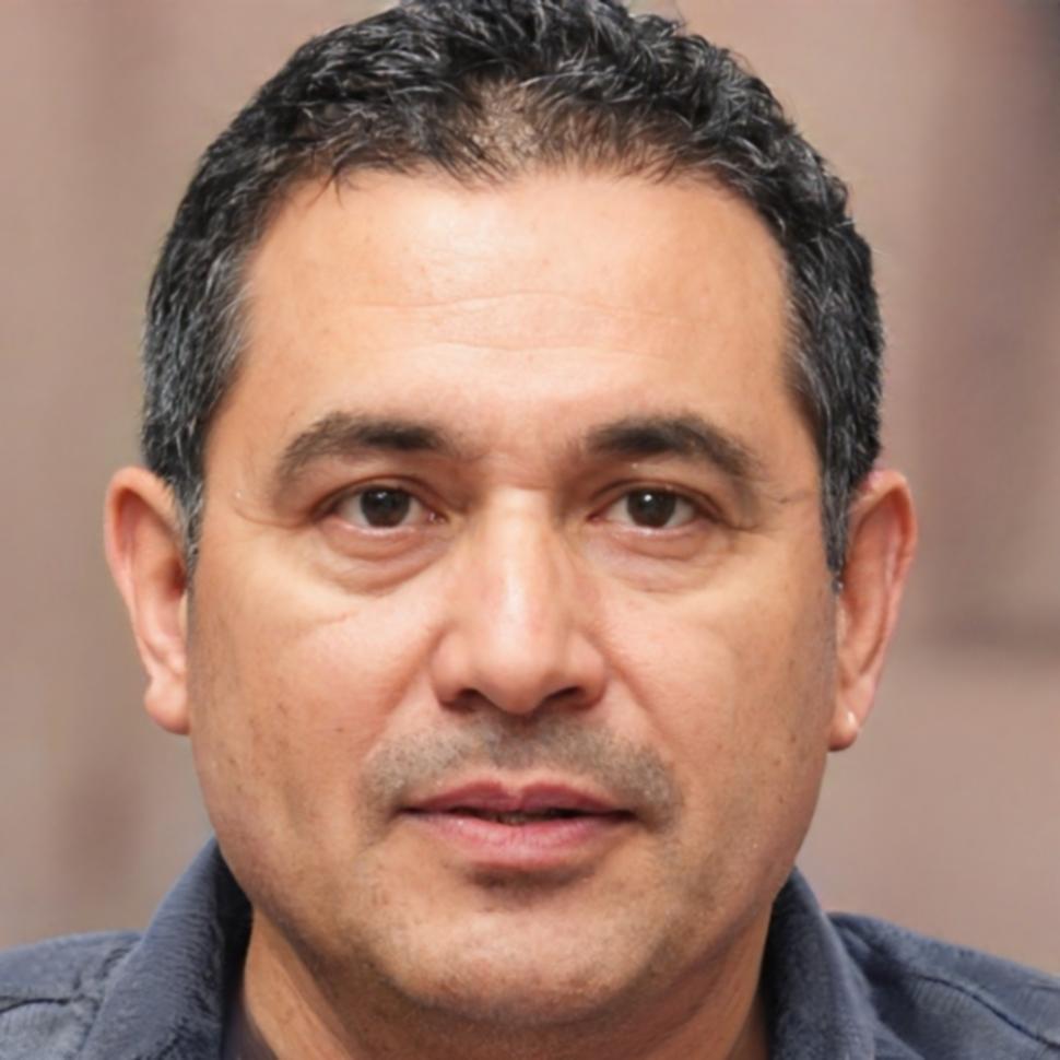 Dr. investigador revisando literatura científica